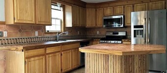 Spacious Villa with 5 bedrooms and WiFi, AC in welcoming Cicero