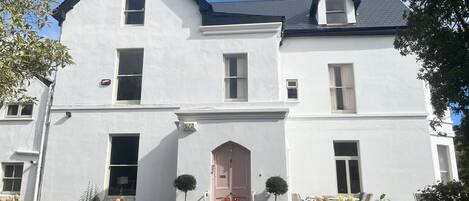 Fachada de la propiedad