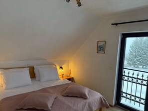 2 bedrooms, iron/ironing board, free WiFi, bed sheets