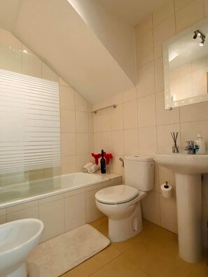 Apartment | Bathroom | Combined shower/tub, deep soaking tub, hair dryer, towels - Relaxing Retreat in Condado de Alhama Jardin 7 (Alhama de Murcia)