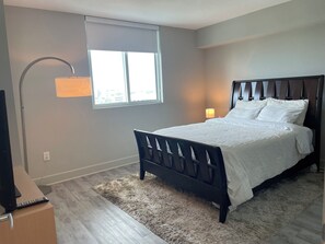 2 عدّة غرف نوم ومكواة/لوح كي وواي فاي وملاءات أسرّة