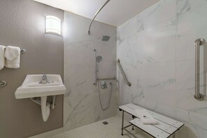 Accessible bathroom - Studio 6 Hayward, Ca – Silicon Valley Gateway (Hayward)