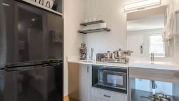 Frigobar y cafetera y tetera