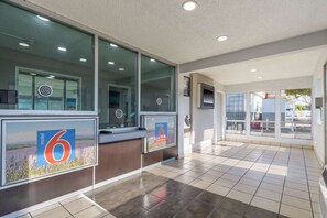 Lobby - Studio 6 Hayward, Ca  – Silicon Valley Gateway (Hayward)