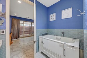 Ducha, toallas, papel higiénico