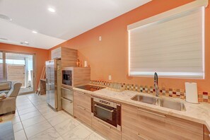 Jääkaappi, mikroaaltouuni, liesi, kahvin-/teenkeitin