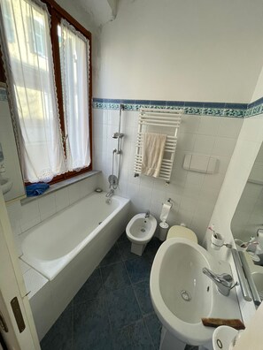 Apartment, Sea View | Bathroom | Separate tub and shower, hair dryer, bidet, towels - Uno Scorcio sul Mare by Wonderful Italy (Santa Margherita Ligure)