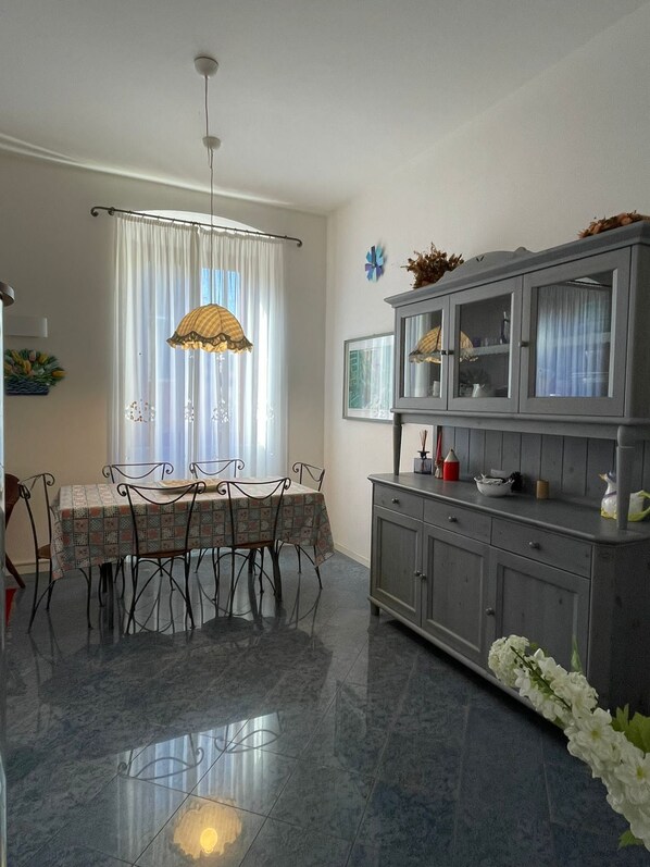 Leilighet, sjøutsikt | Oppholdsområde | En 30-tommers Flatskjerm-TV med digitale kanaler