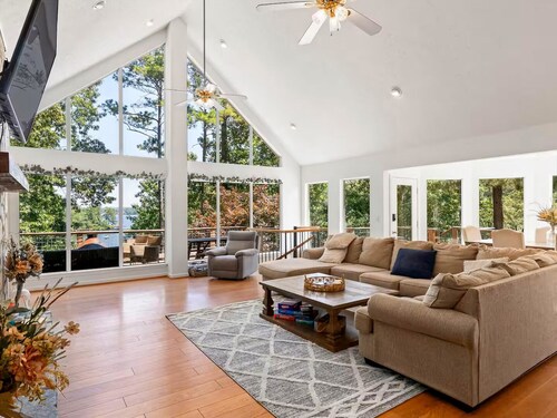 Gorgeous Lakefront 5-bedroom house on Lake Martin WiFi, AC, boat dock,
