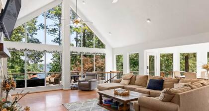 Gorgeous Lakefront 5-bedroom house on Lake Martin WiFi, AC, boat dock,