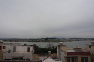Vista de un río con edificios en primer plano y un cielo nublado.