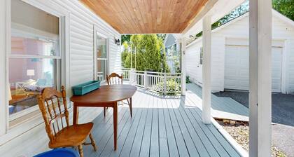 Charming Cape-style House with Panoramic River Views and Modern Amenities