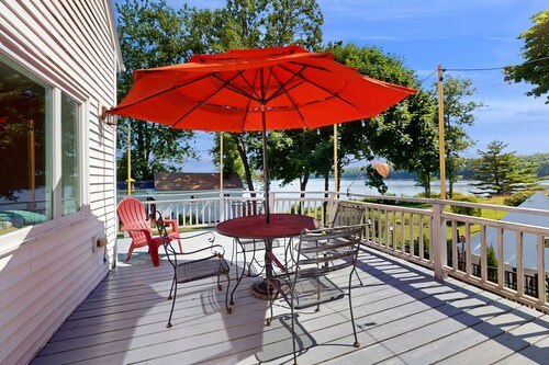 Charming Cape-style House with Panoramic River Views and Modern Amenities