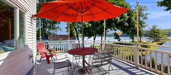 Charming Cape-style House with Panoramic River Views and Modern Amenities