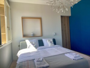 2 bedrooms, iron/ironing board, travel crib, free WiFi - Click! 7th-Fl w Rooftop Terrace Panoramic Old Port Views Walk ALL in Marseille (Marseille)