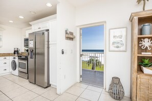 Lägenhet - flera sängar (Jamaica Royale Beach View Tower - T32) | Eget kök | Ugn, brödrost, grytor/köksredskap och pappersservetter