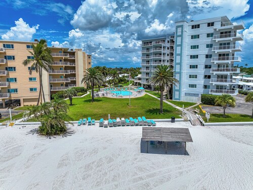 Jamaica Royale Beach View Tower by Beachside Management
