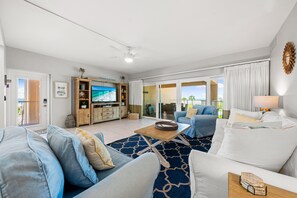 Appartamento, letti multipli (Jamaica Royale Beach View Tower - T32) | Area soggiorno | TV