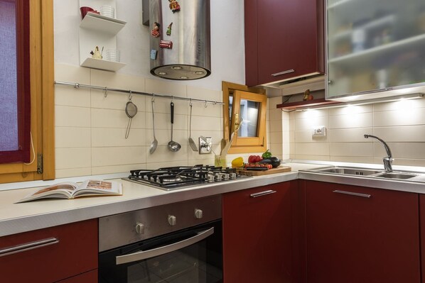 Fridge, oven, stovetop, dishwasher