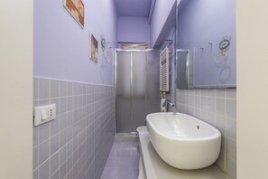 Een douche, een haardroger, een bidet