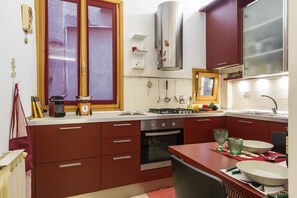 Fridge, oven, stovetop, dishwasher - Charming Santo Spirito 1bdr apartment (Firenze)
