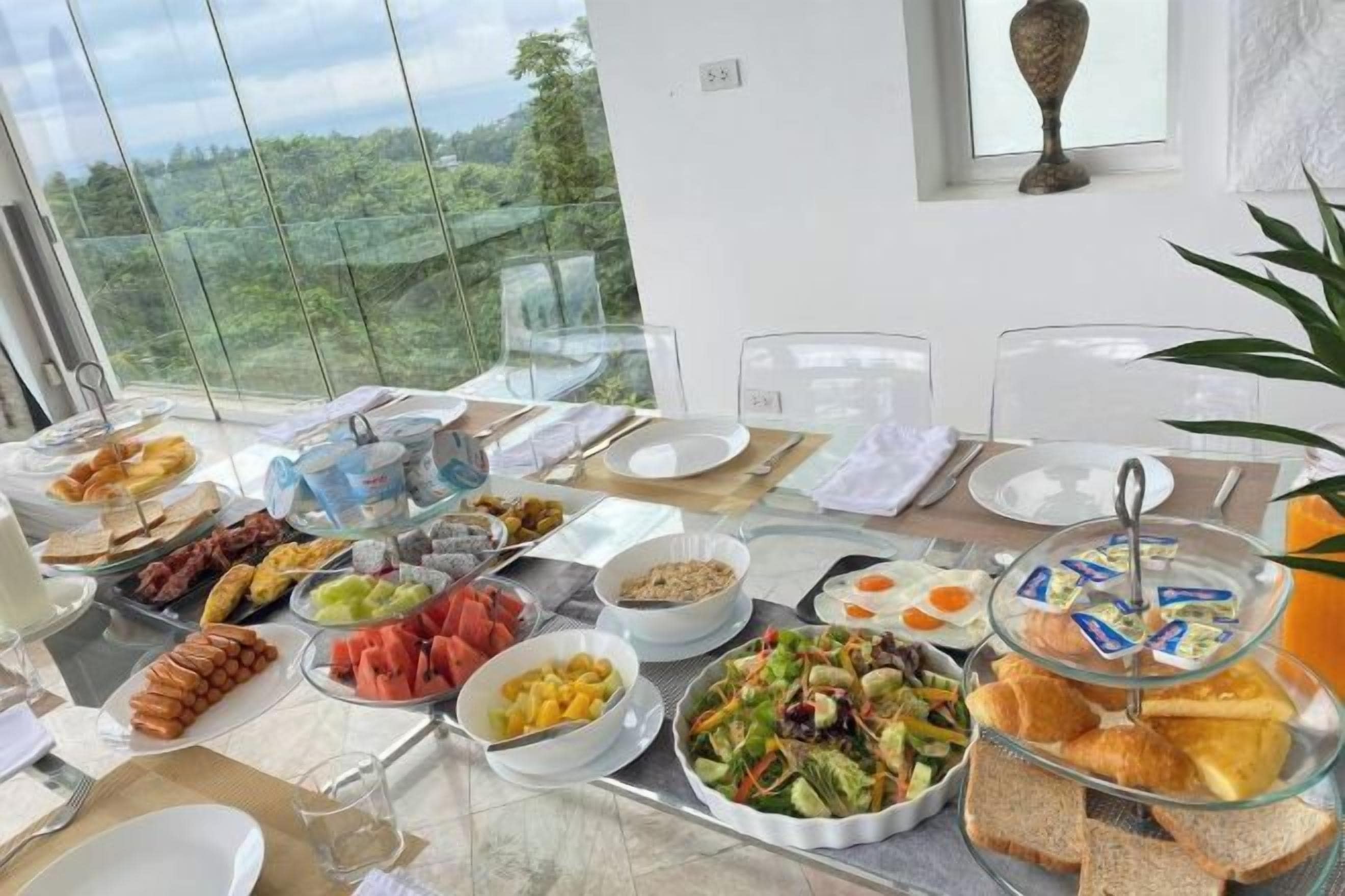Un bufé de desayuno con diversas opciones de comida y vistas al exterior.