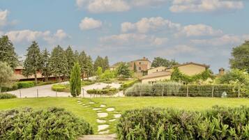 Un quartiere residenziale con un vialetto lastricato che conduce a una casa con un sentiero in pietra.