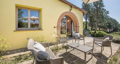 Elegant chalet on the ground floor of approximately 80 m2 consisting of a large living room with fireplace, kitchen complete with dishwasher, microwave oven, electric oven, coffee machine, kettle, fridge and freezer.A double bedroom and a single bedroom,