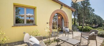 Elegant chalet on the ground floor of approximately 80 m2 consisting of a large living room with fireplace, kitchen complete with dishwasher, microwave oven, electric oven, coffee machine, kettle, fridge and freezer.A double bedroom and a single bedroom,