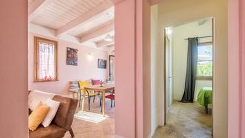 Tv, eldstad och dvd-spelare