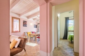 Televisión, chimenea y reproductor de DVD 