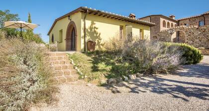 Elegant chalet on the ground floor of approximately 80 m2 consisting of a large living room with fireplace, kitchen complete with dishwasher, microwave oven, electric oven, coffee machine, kettle, fridge and freezer.A double bedroom and a single bedroom,