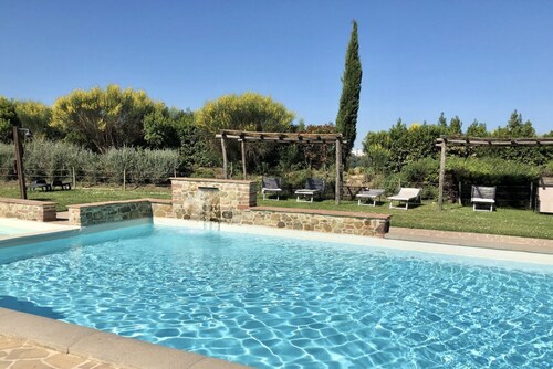 Elegant chalet on the ground floor of approximately 80 m2 consisting of a large living room with fireplace, kitchen complete with dishwasher, microwave oven, electric oven, coffee machine, kettle, fridge and freezer.A double bedroom and a single bedroom,