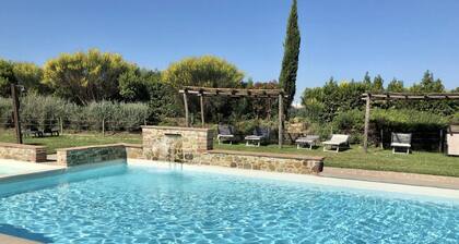 Elegant chalet on the ground floor of approximately 80 m2 consisting of a large living room with fireplace, kitchen complete with dishwasher, microwave oven, electric oven, coffee machine, kettle, fridge and freezer.A double bedroom and a single bedroom,