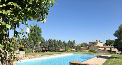 Elegant chalet on the ground floor of approximately 80 m2 consisting of a large living room with fireplace, kitchen complete with dishwasher, microwave oven, electric oven, coffee machine, kettle, fridge and freezer.A double bedroom and a single bedroom,