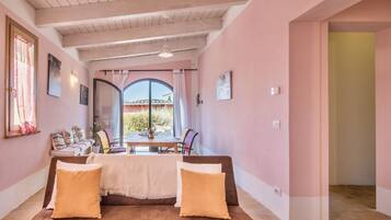 Tv, eldstad och dvd-spelare