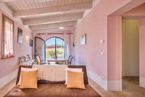 Televisión, chimenea y reproductor de DVD 