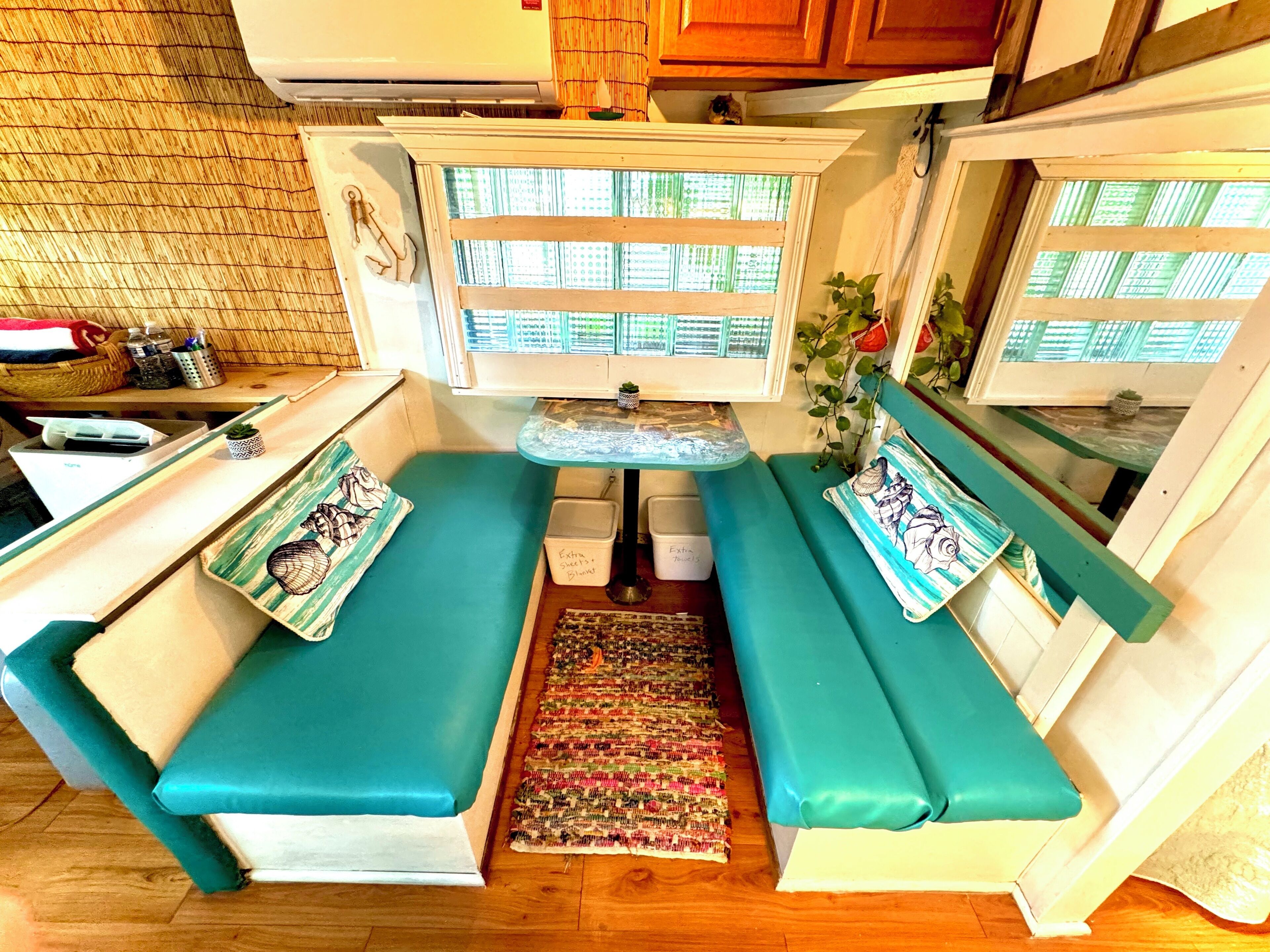 Backyard Boathouse walking distance- a/c and outdoor garden space, pet perfect