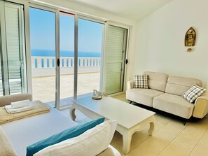Ático exclusivo, vistas a la playa | Zona de estar | Televisión de pantalla plana de 100 pulgadas con canales por satélite