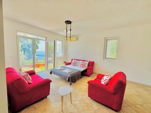 Estudio económico | Zona de estar | Televisión de pantalla plana de 100 pulgadas con canales por satélite