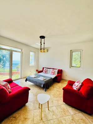 Estudio económico | Zona de estar | Televisión de pantalla plana de 100 pulgadas con canales por satélite