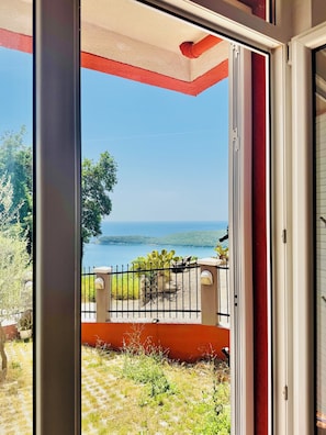 Economy Studio | Living area | 100-inch flat-screen TV with satellite channels - Budva Felix Suits (Budva)