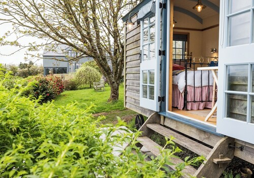 Cosy shepherd’s hut in Moylegrove. The perfect escape for couples in Pembrokeshire.