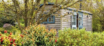 Cosy shepherd’s hut in Moylegrove. The perfect escape for couples in Pembrokeshire.