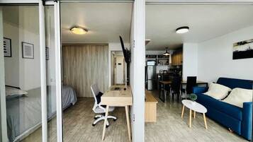 2 quartos, escrivaninha, ferros/tábuas de passar roupa