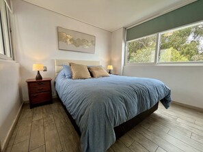 2 bedrooms, desk, WiFi (free), bed sheets