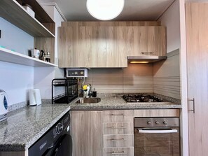 Wasserkocher mit Kaffee-/Teezubehör, Kühlschrank, Mikrowelle, Ofen