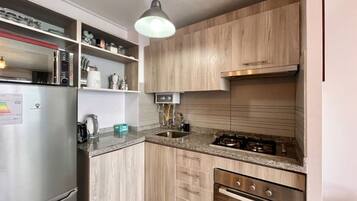 Geladeira, micro-ondas, fogão, cooktop