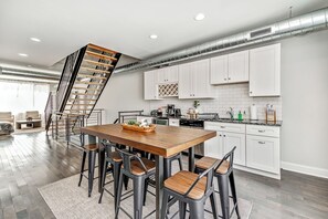 Kylskåp, mikrovågsugn, ugn och spishäll