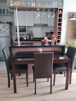 Mikrovågsugn, spishäll, kaffe- och tebryggare och vattenkokare